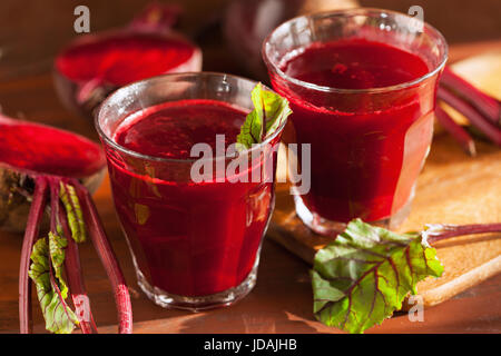 Frais sain jus de betteraves rouges et légumes Banque D'Images