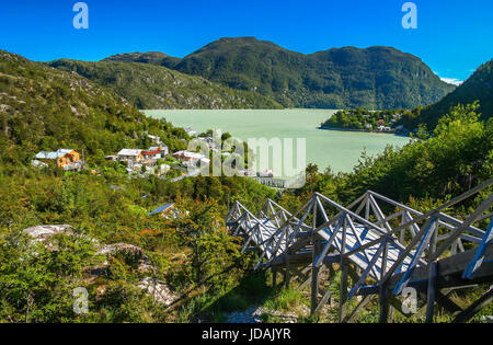 Un escalier en bois menant à la Caleta Tortel, petit village de pêcheurs dans la partie à distance du sud de la Patagonie Chilienne Banque D'Images