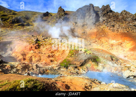 L'eau bouillante et de la boue dans la vallée de Reykjadalur dans le sud de l'Islande Banque D'Images