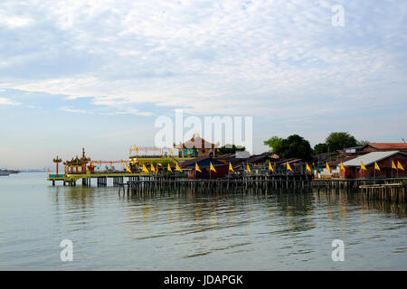 Hean Boo Temple et maisons sur pilotis vu à partir de la jetée de clan mixte, l'un des six clans chinois jetées de Penang, George Town, Pulau Pinang, Malaisie. Banque D'Images