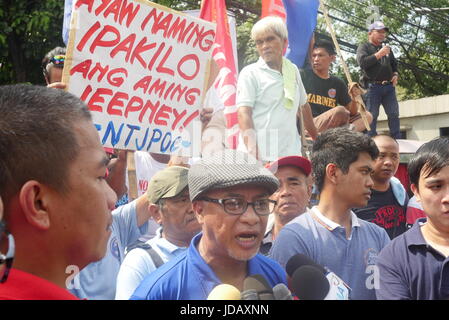 Quezon City, Philippines. 19 Juin, 2017. George San Mateo, président national du piston, d'être interviewé par les médias. Crédit : George Buid/Pacific Press/Alamy Live News Banque D'Images