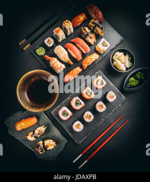 Vue du dessus de l'ensemble de sushi frais et délicieux Banque D'Images