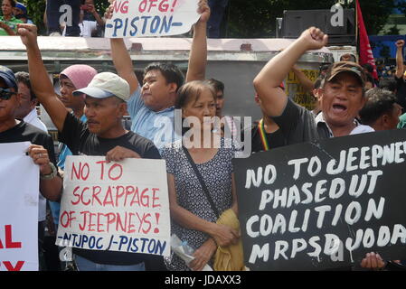 Quezon City, Philippines. 19 Juin, 2017. Les manifestants détenus des pancartes comme ils crient contre l'élimination jeepney. Crédit : George Buid/Pacific Press/Alamy Live News Banque D'Images