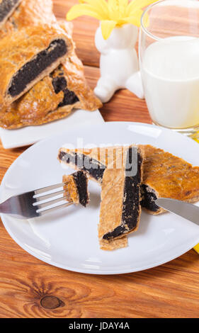 Strudel aux pommes avec poppy dans une plaque sur fond de bois Banque D'Images