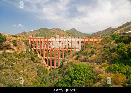 L'Acueducto del Aguila (aqueduc) Eagle à Nerja, Espagne. 19e siècle espagnol aqueduc. Banque D'Images