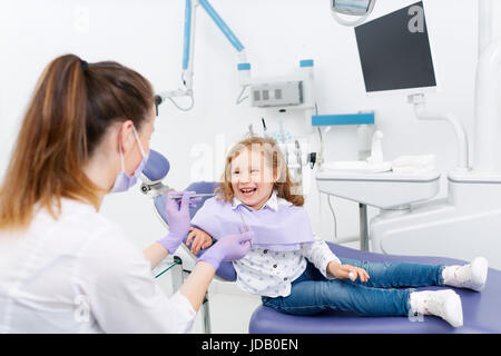 Peu patient Smiling at dentist Banque D'Images