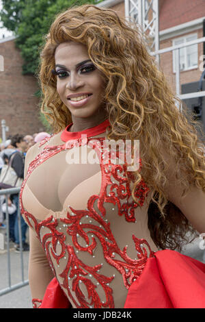 Une femme trans à la Gay Pride Parade 2017 à Jackson Heights, Queens, New York. Banque D'Images