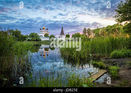 Monastère Joseph-Volokolamsk reflétant dans l'étang sur le coucher du soleil, l'oblast de Moscou, Russie Banque D'Images