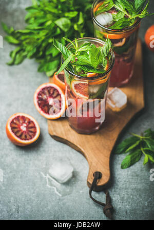 Limonade orange sanguine à la menthe et de la glace dans des grands verres Banque D'Images