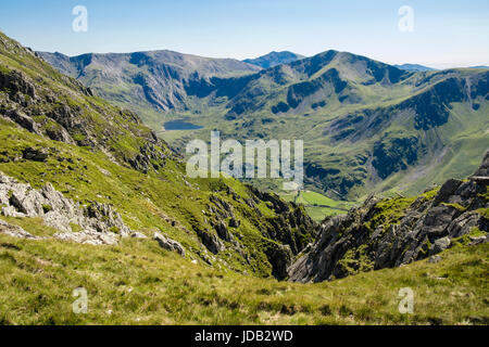 Vue de Cwm Idwal de pentes d'Nant-Ffrancon Carnedd Dafydd au-dessus de la vallée de montagnes de Snowdonia National Park. Bethesda, Gwynedd, au nord du Pays de Galles, Royaume-Uni Banque D'Images