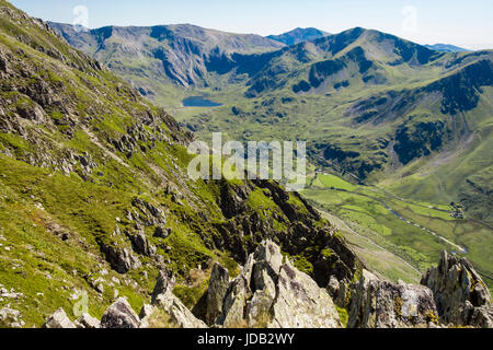 Vue de Cwm Idwal de pentes d'Nant-Ffrancon Carnedd Dafydd au-dessus de la vallée de montagnes de Snowdonia National Park. Bethesda, Gwynedd, au nord du Pays de Galles, Royaume-Uni Banque D'Images