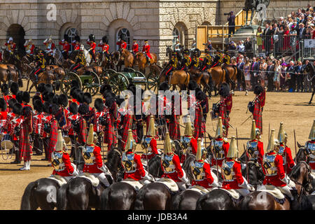 Les gardes de vie, les cornemuseurs et la troupe des rois Royal Horse Artillery à Horse Guards Parade pendant Trooping the Color, Londres, Royaume-Uni, 2017 Banque D'Images