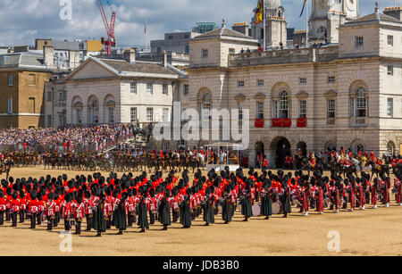 Horse Guards Parade rempli à la cérémonie de Trooping The Color à Londres, Royaume-Uni 2017 Banque D'Images