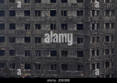 La Tour, le Grenfell 27 étages de la tour qui a été englouti dans un grand feu dans l'ouest de Londres, Angleterre, RU Banque D'Images