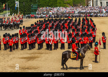Les gardes irlandais se tiennent en formation à Trooping the Color ou Queens Birthday Parade à Horse Guards Parade, Londres, Royaume-Uni, 2017