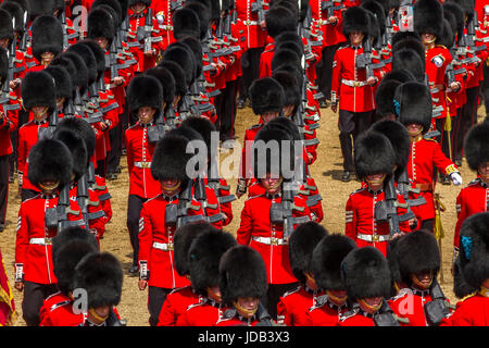 Les Gardes irlandais marchant à la parade la couleur / Queens Parade anniversaire à Horse Guards Parade, Londres , Juin 2017 Banque D'Images