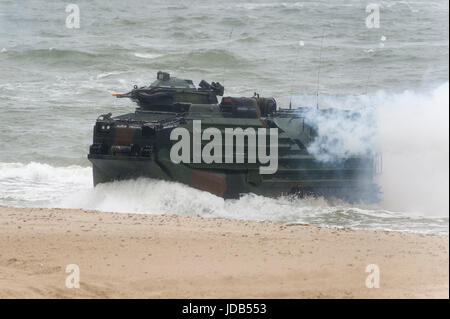 Un assaut américain véhicule amphibie AAV-7 est l'atterrissage sur la plage pendant la 45e édition de l'exercice BALTOPS 2017 Opérations de la Baltique à Ustka, Pol Banque D'Images