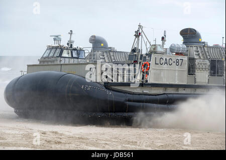 Un Landing Craft Air Cushion LCAC 87 au cours de la 45e édition de l'exercice BALTOPS 2017 Opérations de la Baltique à Ustka, Pologne 14 juin 2017 © Wojc Banque D'Images