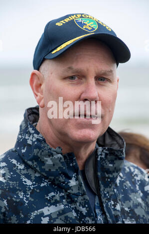 Le Vice-amiral Christopher Grady États-unis 6e commandant de la flotte, et soutenir des forces navales de l'OTAN frappe STRIKFORNATO Commander, U.S. Naval Forces Europe Députés Banque D'Images