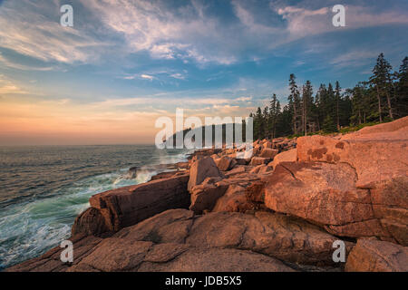 Les photographes sont attirés par les couleurs rouges des rochers de granit éparpillés le long de la bordure est du Parc National d'Acadia dans le Maine. Banque D'Images