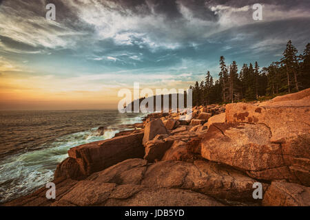Les photographes sont attirés par les couleurs rouges des rochers de granit éparpillés le long de la bordure est du Parc National d'Acadia dans le Maine. Banque D'Images