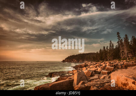 Les photographes sont attirés par les couleurs rouges des rochers de granit éparpillés le long de la bordure est du Parc National d'Acadia dans le Maine. Banque D'Images