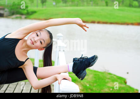 Petite rivière, la fille dans la pratique, pour la danse de la formation. Banque D'Images
