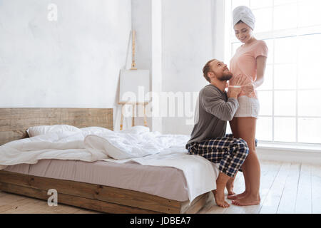 Happy young couple savoir résultats de test de grossesse Banque D'Images