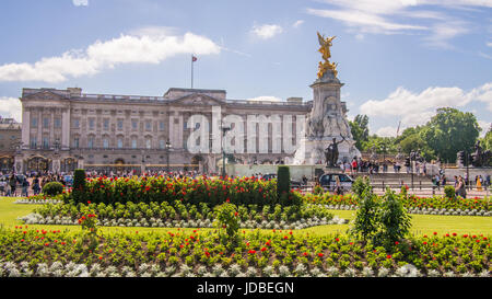 Buckingham Palace, Londres, Engand, avec le Victoria Monument situé en face. Banque D'Images