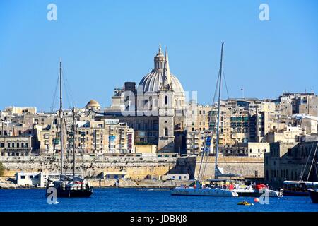 Vue sur St Pauls Anglican Cathedral et la Basilique de Notre-Dame du Mont Carmel vu depuis le Grand Port, La Valette, Malte, Europe. Banque D'Images