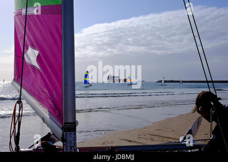 Durban, Afrique du Sud. Bateaux Hobie Cat se préparent à faire de la voile au large, sur la plage de Durban Ushaka. Banque D'Images