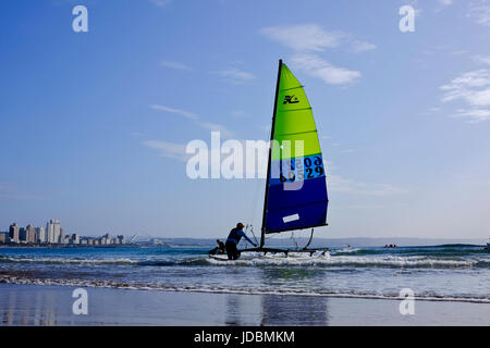 Durban, Afrique du Sud. Bateaux Hobie Cat se préparent à faire de la voile au large, sur la plage de Durban Ushaka. Banque D'Images