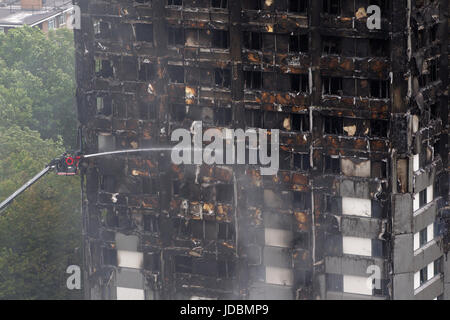 La Tour, le Grenfell 27 étages de la tour qui a été englouti dans un grand feu dans l'ouest de Londres, Angleterre, RU Banque D'Images