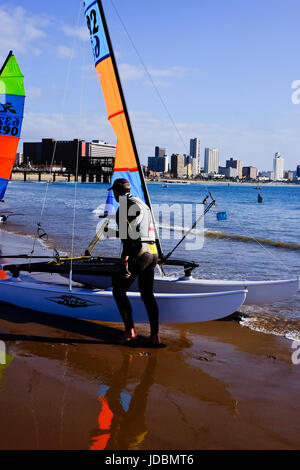 Durban, Afrique du Sud. Bateaux Hobie Cat se préparent à faire de la voile au large, sur la plage de Durban Ushaka. Banque D'Images