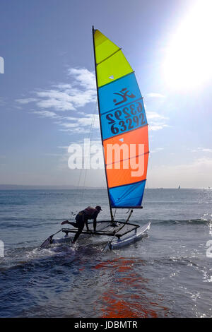 Durban, Afrique du Sud. Bateaux Hobie Cat se préparent à faire de la voile au large, sur la plage de Durban Ushaka. Banque D'Images