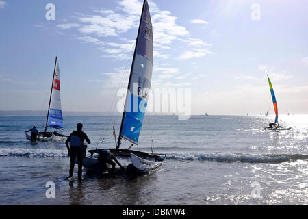 Durban, Afrique du Sud. Bateaux Hobie Cat se préparent à faire de la voile au large, sur la plage de Durban Ushaka. Banque D'Images