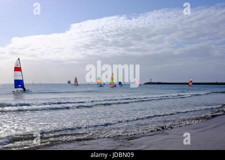 Durban, Afrique du Sud. Bateaux Hobie Cat se préparent à faire de la voile au large, sur la plage de Durban Ushaka. Banque D'Images