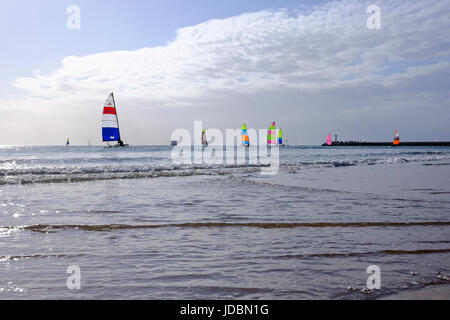 Durban, Afrique du Sud. Bateaux Hobie Cat se préparent à faire de la voile au large, sur la plage de Durban Ushaka. Banque D'Images