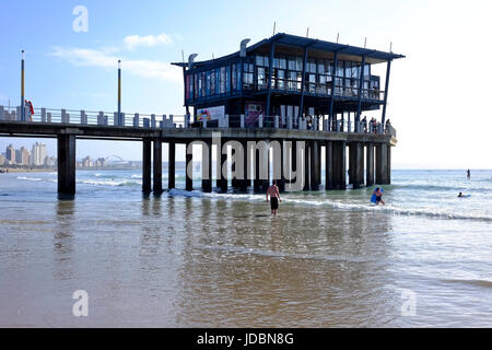 Durban, Afrique du Sud. Moyo Restaurant sur le Ushaka beach pier le long du front de mer de Durban. Banque D'Images