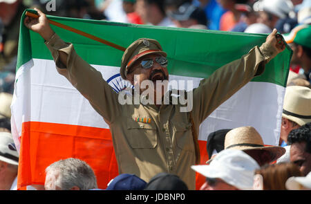 Un cricket indien robe partisan comme un policier indien dans l'Est de l'ovale, Londres pour la finale de l'ICC Champions Trophy 2017. *** EDITORIAL UTILISEZ UNIQUEMENT *** Banque D'Images