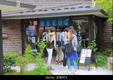 Les gens visitent un restaurant bar à saké à Wajima Asaishi street market dans le japon d'Ishikawa. Asaichi est l'un des top 3 l'accouplement de la rue du marché au Japon. Banque D'Images