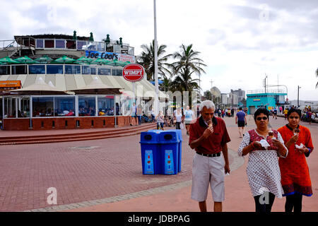 Durban, Afrique du Sud. Restaurants le long du front de mer de Durban. Asian family promenades le long de la promenade de manger des glaces. Banque D'Images