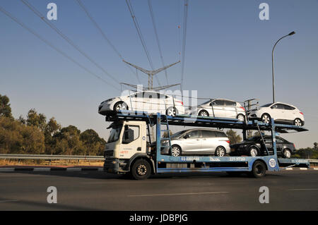 Fournisseur camion transportant des voitures neuves à un centre de distribution Banque D'Images