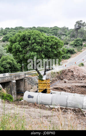 Les ingénieurs sont travail souterrain, la pose d'une nouvelle série de tuyaux d'égout. L'énorme tunnel passe sous une route active. Photographié en Israël Banque D'Images