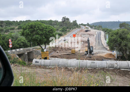 Les ingénieurs sont travail souterrain, la pose d'une nouvelle série de tuyaux d'égout. L'énorme tunnel passe sous une route active. Photographié en Israël Banque D'Images