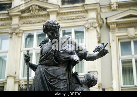 Pigeons sur la statue de bronze d'un homme et jeune garçon. Vienne, Autriche Banque D'Images