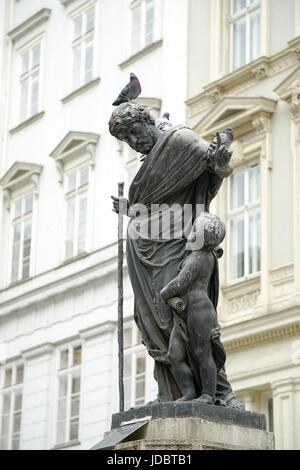 Pigeons sur la statue de bronze d'un homme et jeune garçon. Vienne, Autriche Banque D'Images