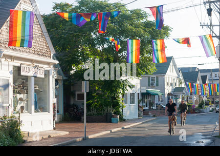 La rue Commercial, boutiques, magasins, et restaurants à Provincetown, Massachusetts, USA. Banque D'Images