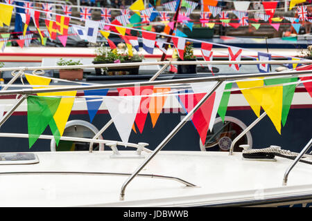 Bateaux colorés drapés dans des drapeaux et banderoles à la Gloucester Tall Ships Festival Banque D'Images