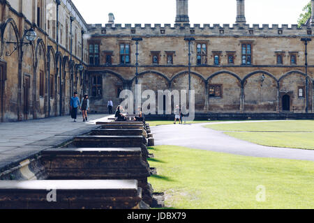 Les élèves se détendre dans le Quadrilatère de la grande, ou Tom Quad, de Christ Church College, le plus grand collège quad à Oxford. Banque D'Images